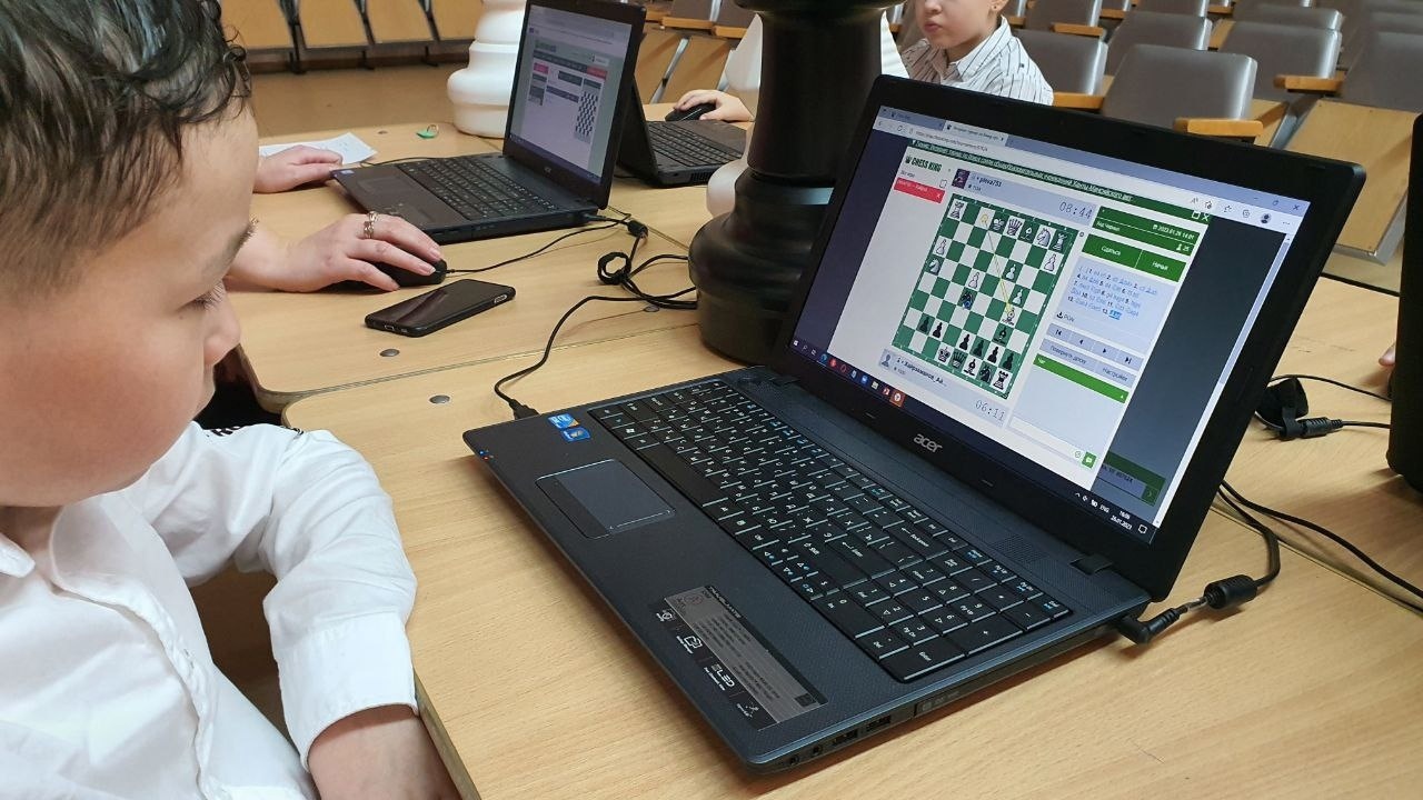 Онлайн блиц турнир по шахматам.