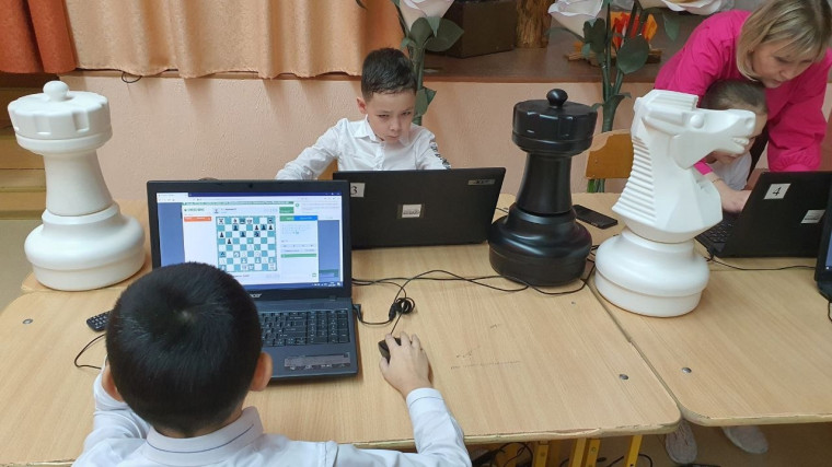 Онлайн блиц турнир по шахматам.